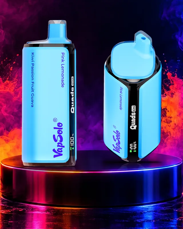 VapSolo Quads 80K con los sabores Pink Lemonade, Kiwi Passion Fruit Guava, Strawberry Banana, Peach Berry sobre un podio