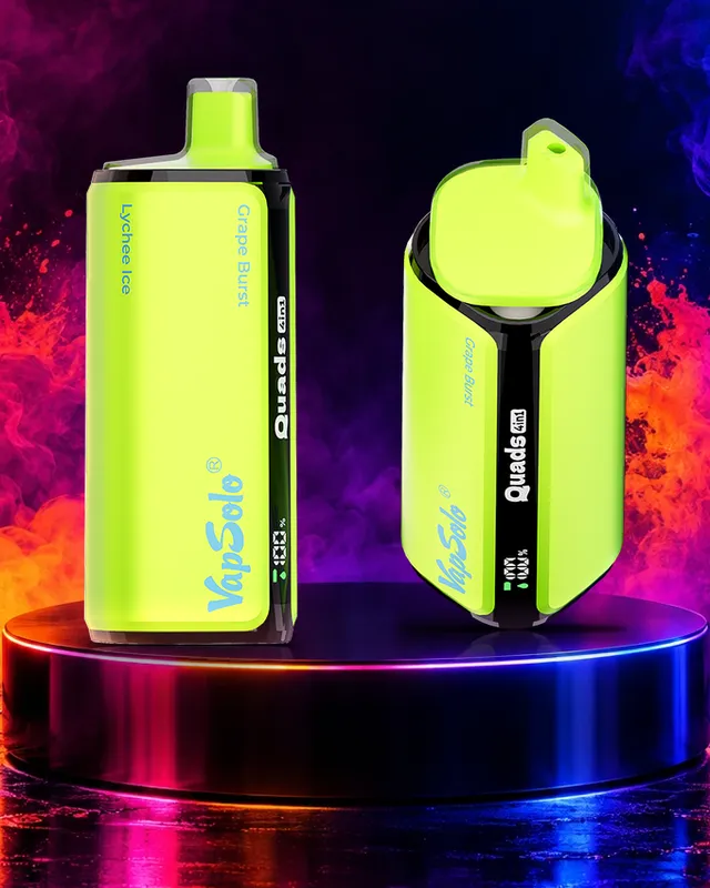 VapSolo Quads 80K con los sabores Grape Burst, Lychee Ice, Kiwi Passion Fruit Guava, Peach Berry sobre un podio